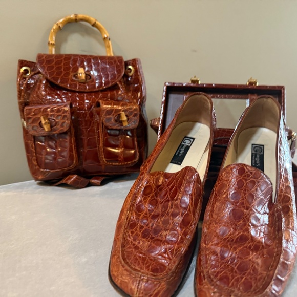 Giorgio’s of Palm Beach, Doctor bag and backpack and shoes. - Picture 9 of 16